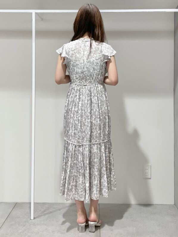 グリーン系のサンダル、グレー系のワンピース、シルバー系のイヤリングを着用したレディースの夏コーディネートの3枚目の写真