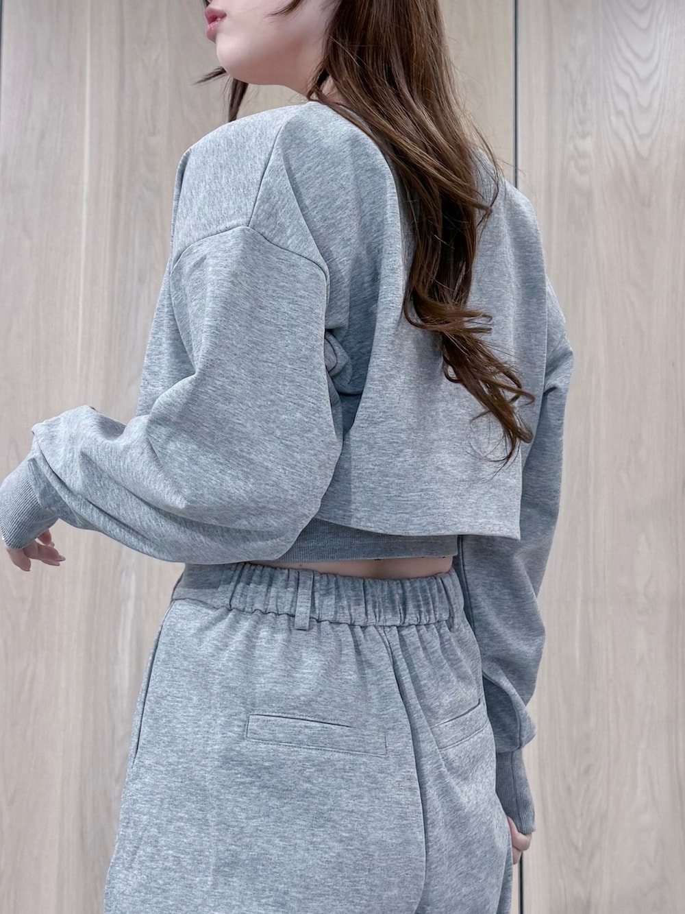 グレー系のTシャツ/カットソー、グレー系のその他パンツ、ブラック系のブーツを着用したレディースの冬コーディネートの5枚目の写真