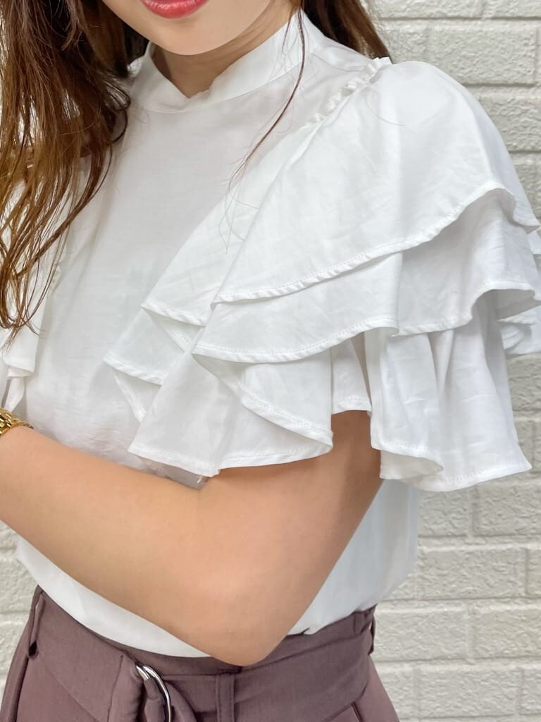 ホワイト系のその他シューズ、ホワイト系のシャツ/ブラウス、ベージュ系のハンドバッグを着用したレディースの秋コーディネートの7枚目の写真