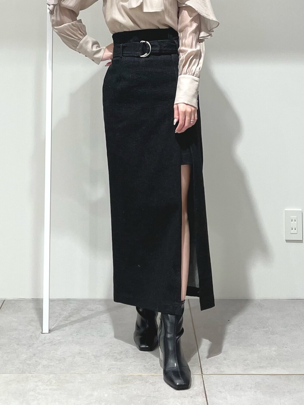 ベージュ系のシャツ/ブラウス、ブラック系のブーツ、ブラック系のスカートを着用したレディースの冬コーディネートの7枚目の写真