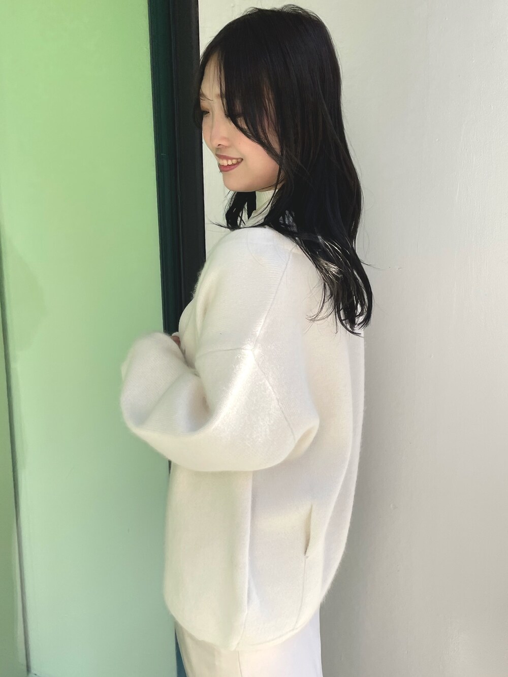 ホワイト系のカーディガン/ボレロ、ホワイト系のニット/セーター、ホワイト系のスカートを着用したレディースの冬コーディネートの5枚目の写真