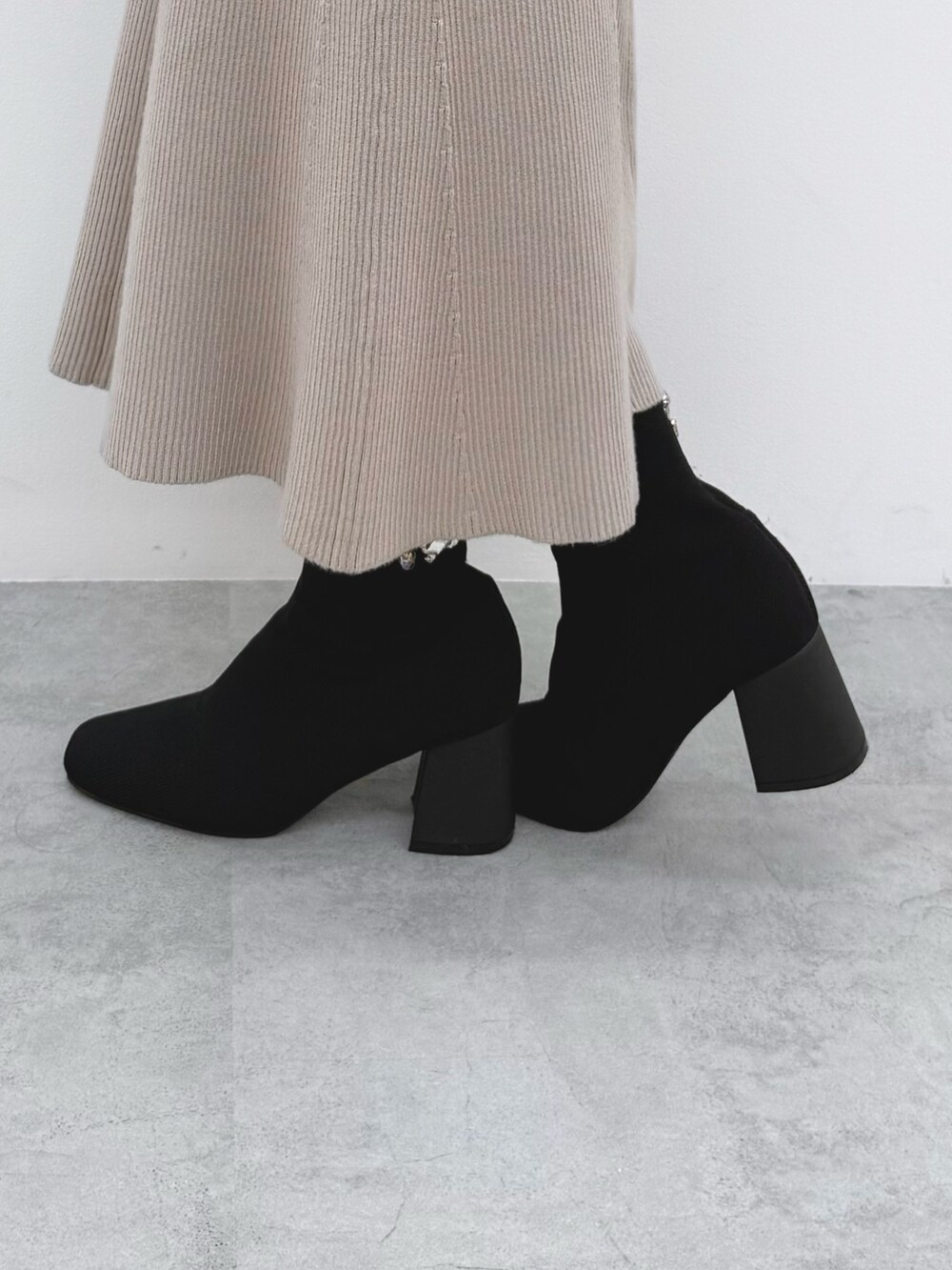 ベージュ系のワンピース、ブラック系のブーツを着用したレディースの秋コーディネートの8枚目の写真