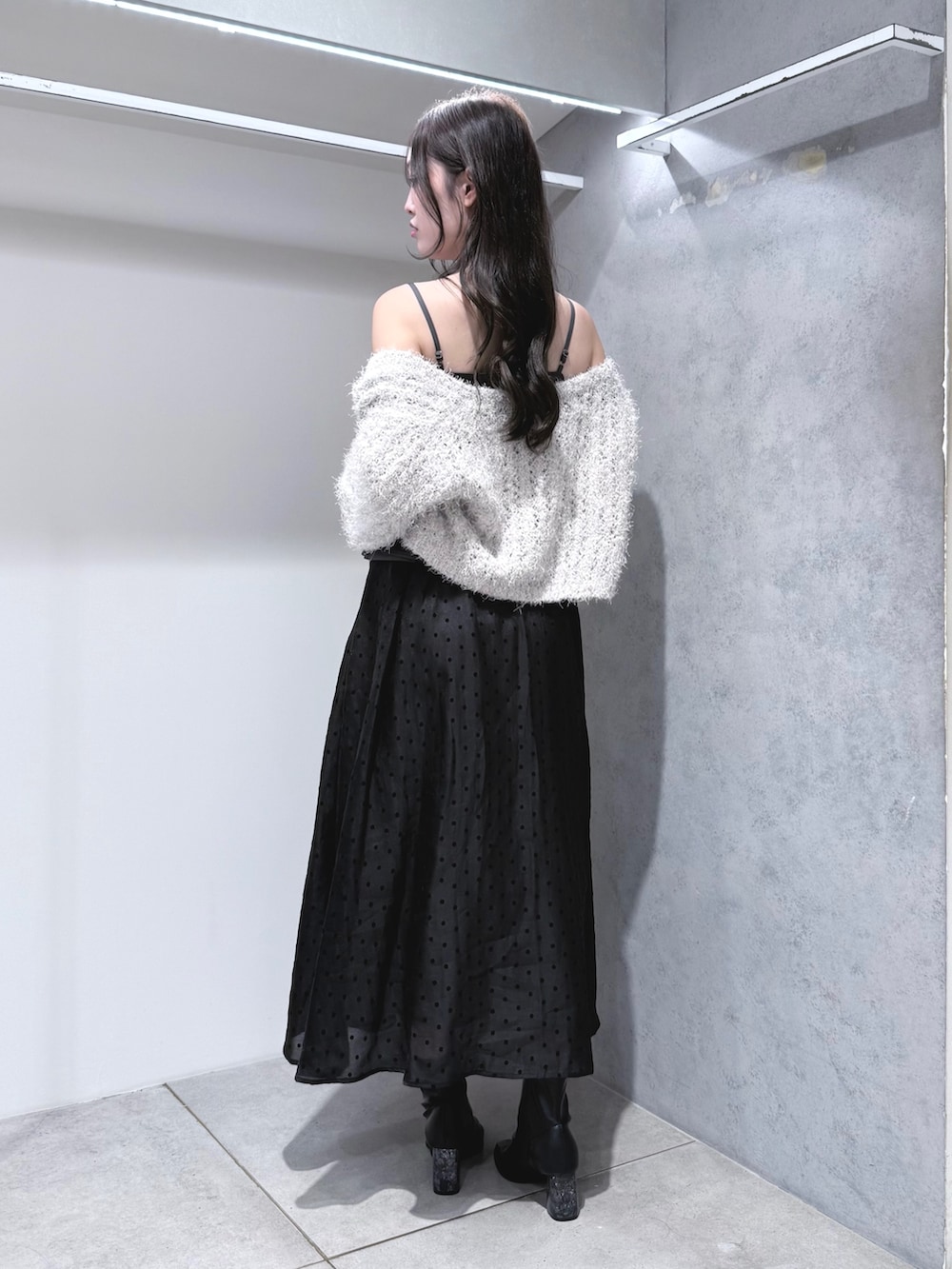 グレー系のカーディガン/ボレロ、グレー系のワンピース、ブラック系のブーツを着用したレディースの秋コーディネートの3枚目の写真