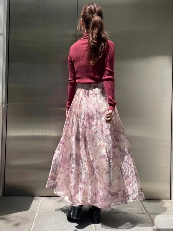 ホワイト系のハンドバッグ、ブラウン系のチェスターコート、レッド系のニット/セーターを着用したレディースの秋コーディネートの8枚目の写真