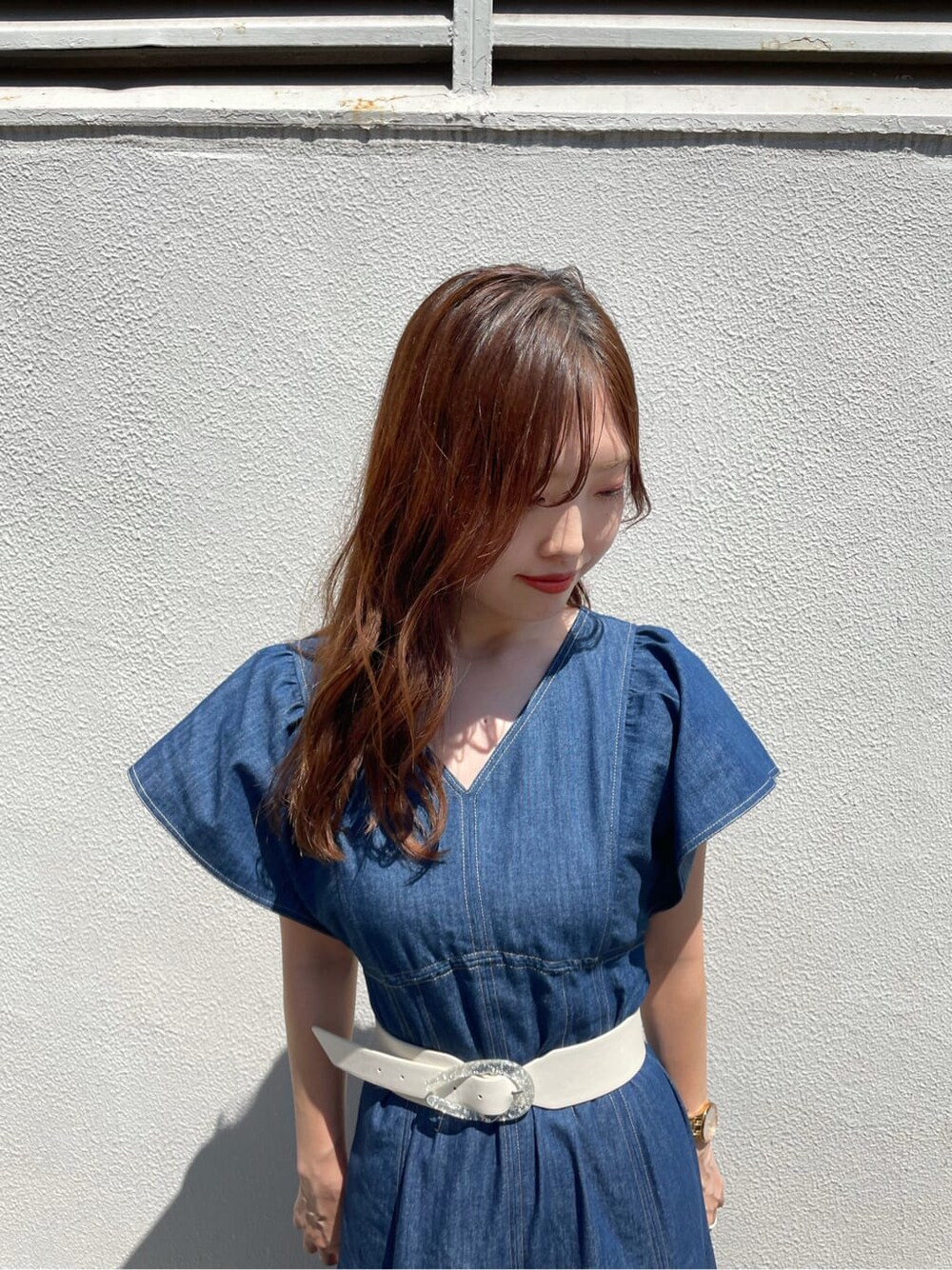 ブルー系のワンピース、ホワイト系のその他シューズ、ホワイト系のベルトを着用したレディースの夏コーディネートの4枚目の写真