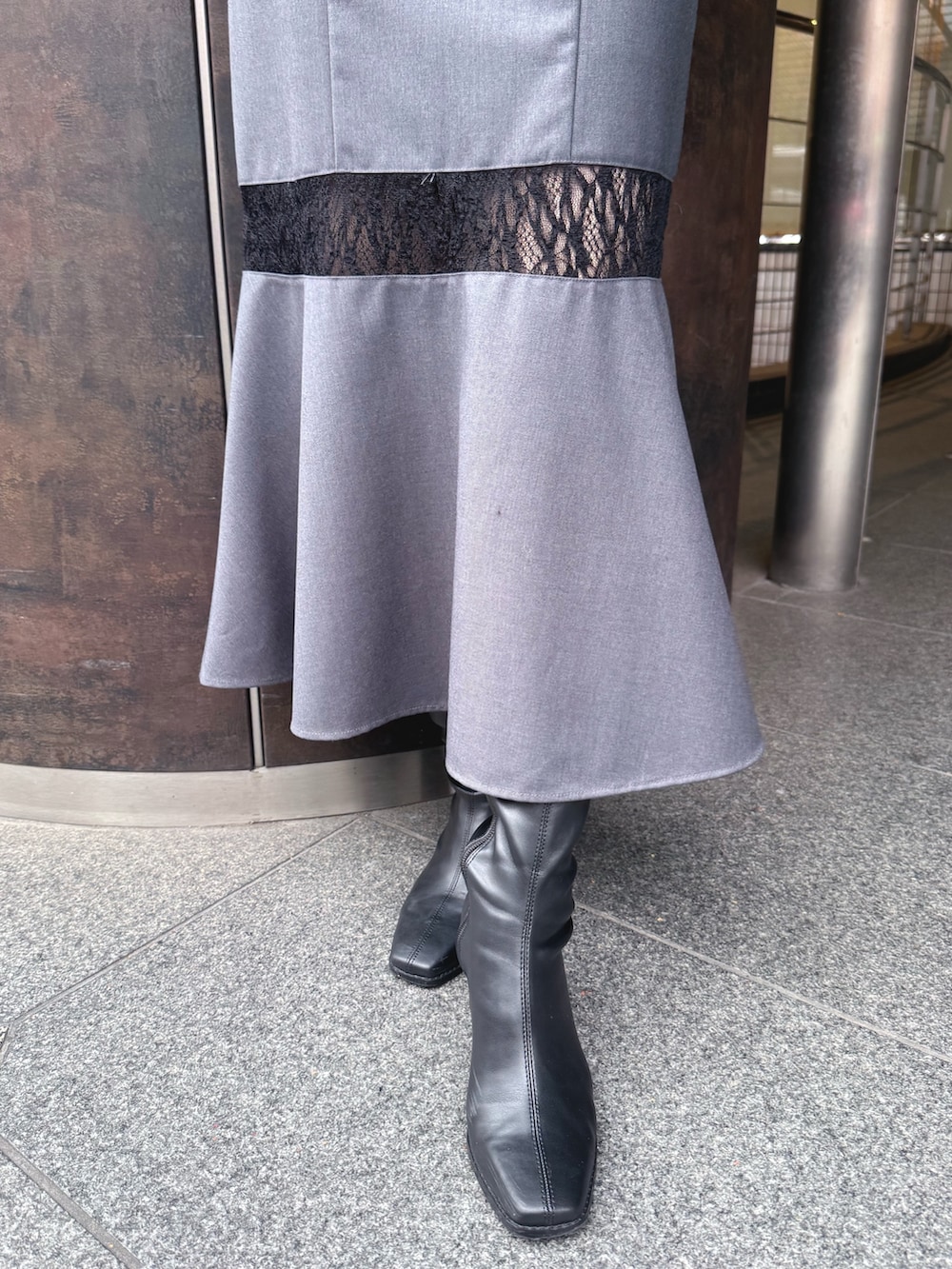 グレー系のワンピース、ブラック系のブーツを着用したレディースの秋コーディネートの7枚目の写真