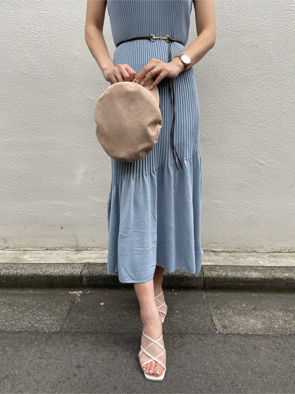 ホワイト系のクラッチバッグ、ブルー系のワンピース、ベージュ系のサンダルを着用したレディースの夏コーディネートの7枚目の写真