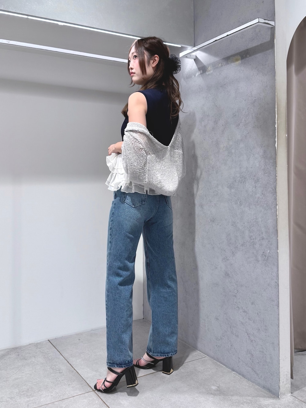 ブルー系のニット/セーター、グレー系のカーディガン/ボレロ、ブルー系のデニムパンツを着用したレディースの夏コーディネートの2枚目の写真