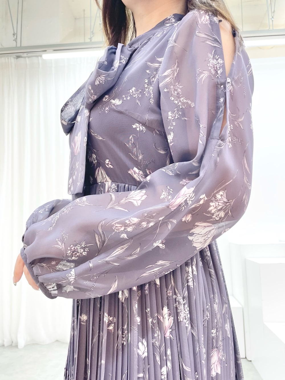 グレー系のワンピース、ブラック系のブーツ、グレー系のテーラードジャケットを着用したレディースの秋コーディネートの10枚目の写真