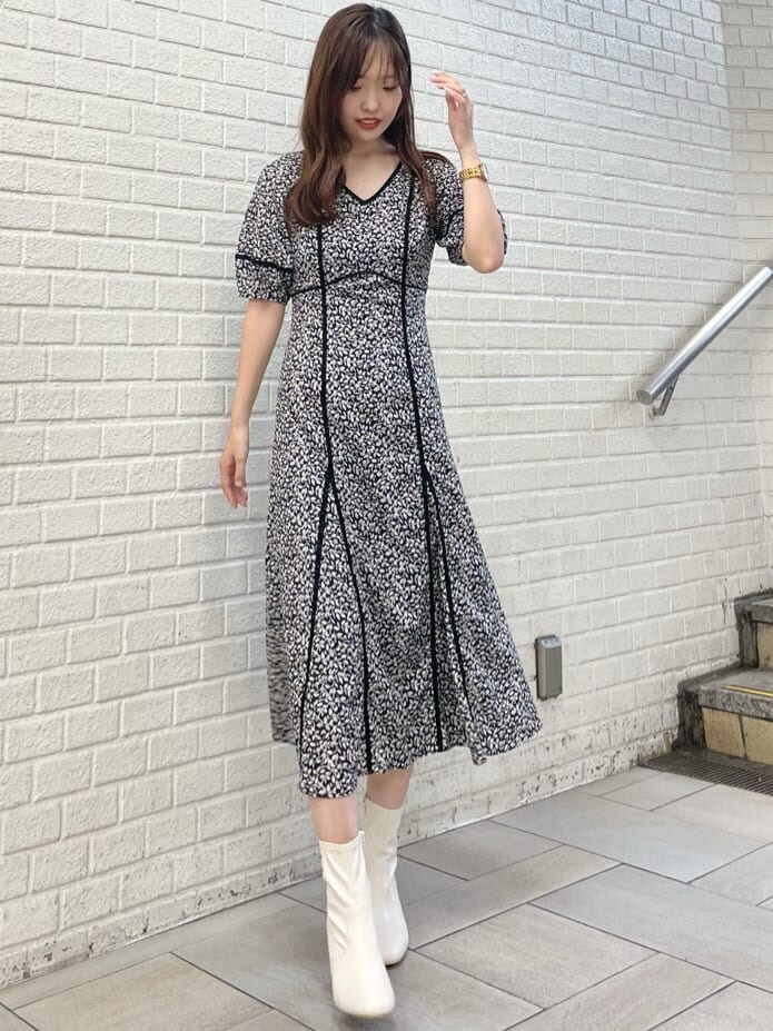 ブラック系のワンピース、ホワイト系のその他シューズを着用したレディースの夏コーディネートの2枚目の写真