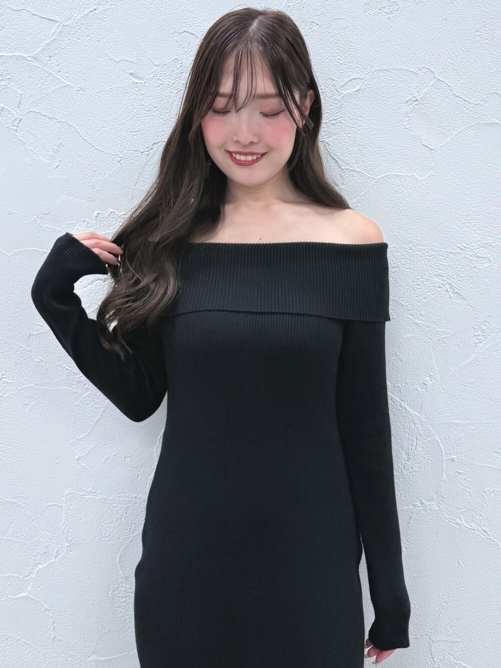 ブラック系のワンピース、ブラック系のブーツを着用したレディースの秋コーディネートの5枚目の写真