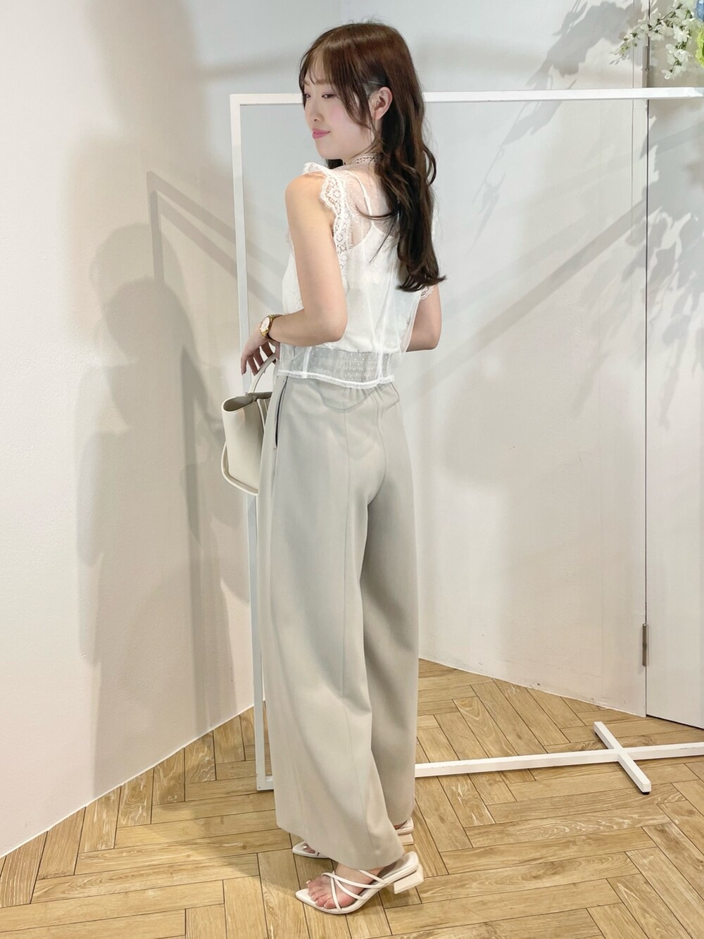 ホワイト系のトートバッグ、ホワイト系のサンダル、グリーン系のその他パンツを着用したレディースの夏コーディネートの4枚目の写真