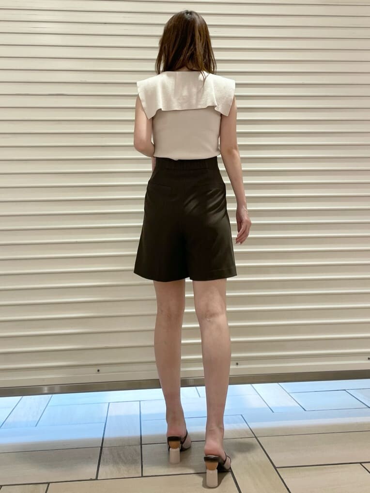 ホワイト系のニット/セーター、ブラウン系のサンダル、ブラウン系のその他パンツを着用したレディースの春コーディネートの2枚目の写真