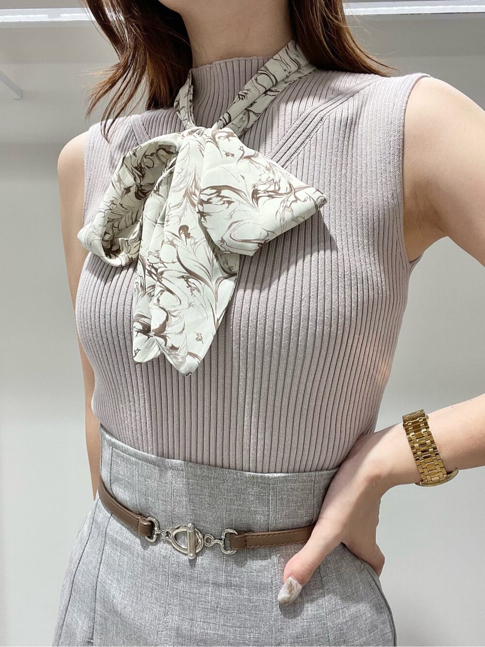 ベージュ系のサンダル、ブラウン系のスカート、ピンク系のニット/セーターを着用したレディースの夏コーディネートの4枚目の写真