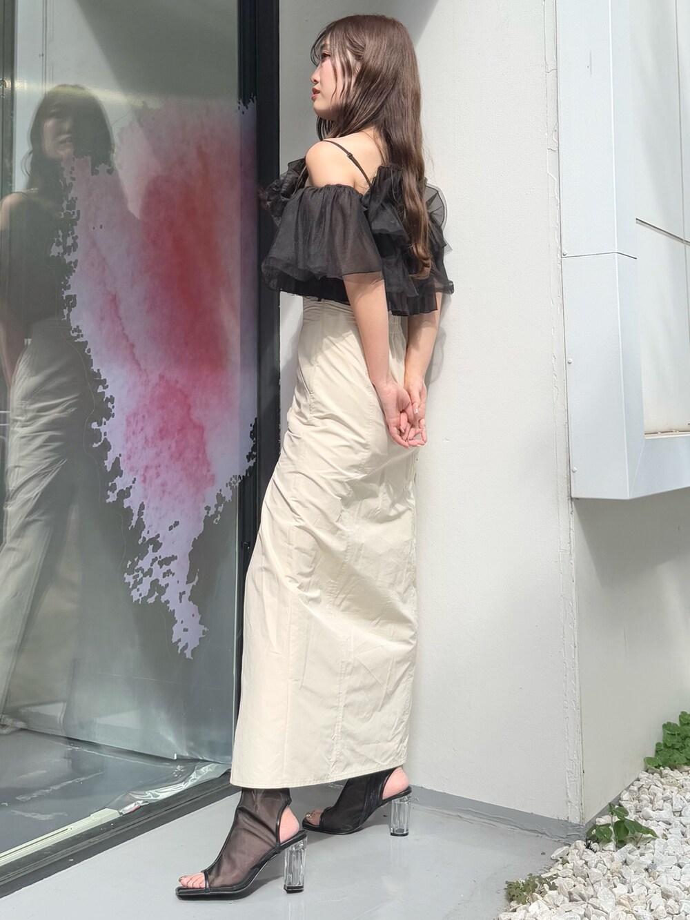 ホワイト系のスカート、ブラック系のシャツ/ブラウスを着用したレディースの夏コーディネートの2枚目の写真