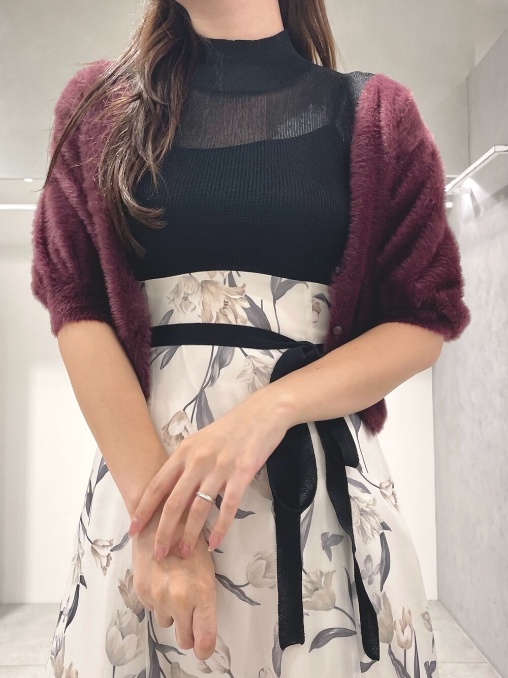 ブラウン系のカーディガン/ボレロ、ブラック系のショルダーバッグ、ブラック系のパンプスを着用したレディースの夏コーディネートの5枚目の写真