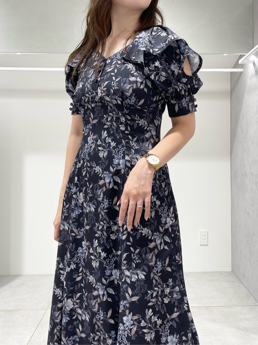 ブルー系のワンピース、ブラック系のブーツ、ブラウン系のハンドバッグを着用したレディースの秋コーディネートの6枚目の写真