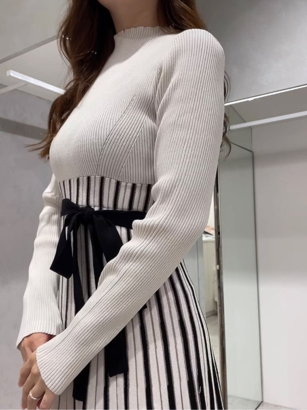 ベージュ系のトレンチコート、ベージュ系のトレンチコート、ホワイト系のワンピースを着用したレディースの秋コーディネートの9枚目の写真