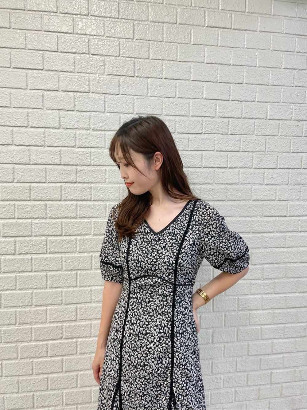 ブラック系のワンピース、ホワイト系のその他シューズを着用したレディースの夏コーディネートの4枚目の写真