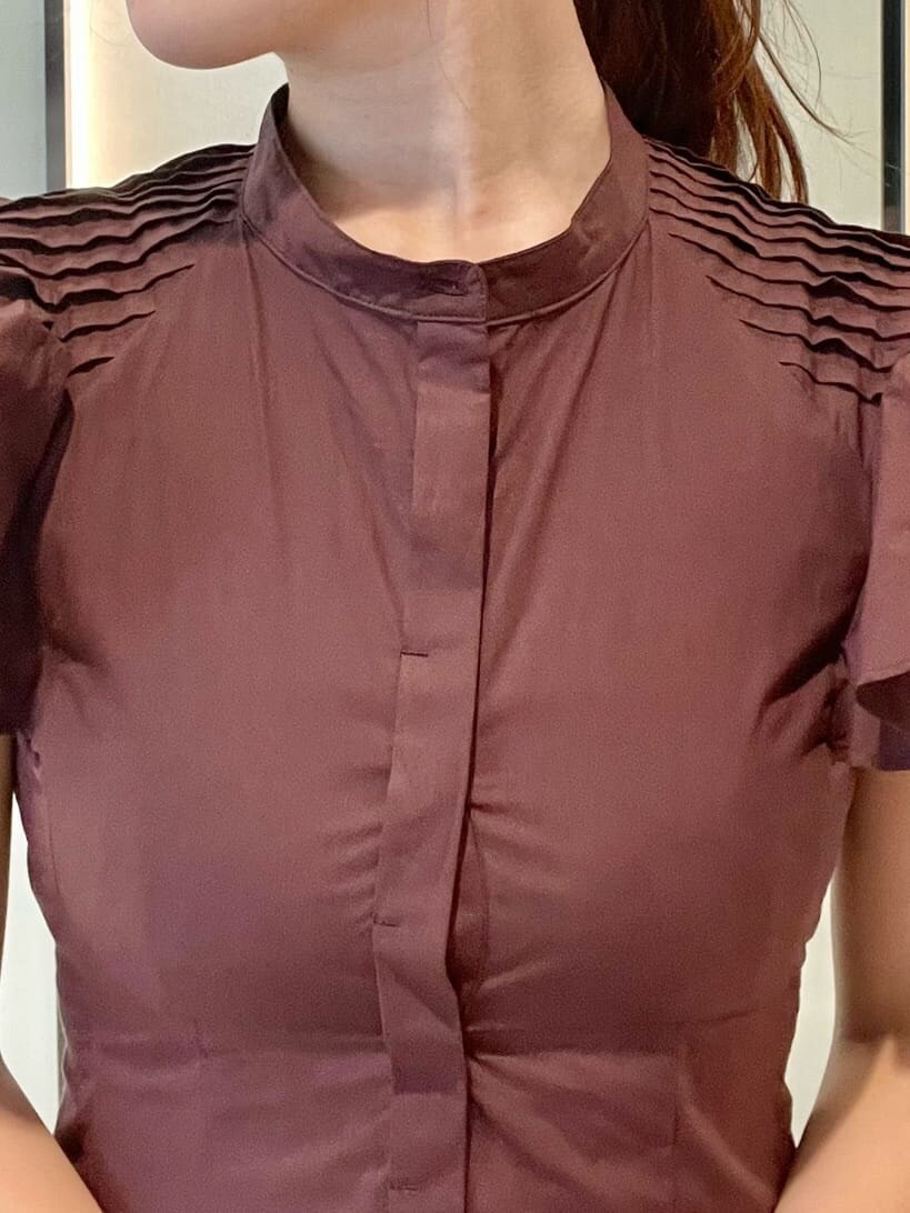 その他のサンダル、ブラック系のショルダーバッグ、ブラウン系のワンピースを着用したレディースの夏コーディネートの6枚目の写真