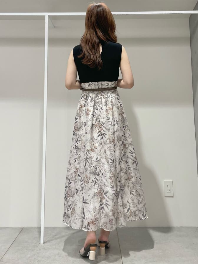 ホワイト系のカーディガン/ボレロ、ブラウン系のサンダル、ブラック系のワンピースを着用したレディースの夏コーディネートの7枚目の写真