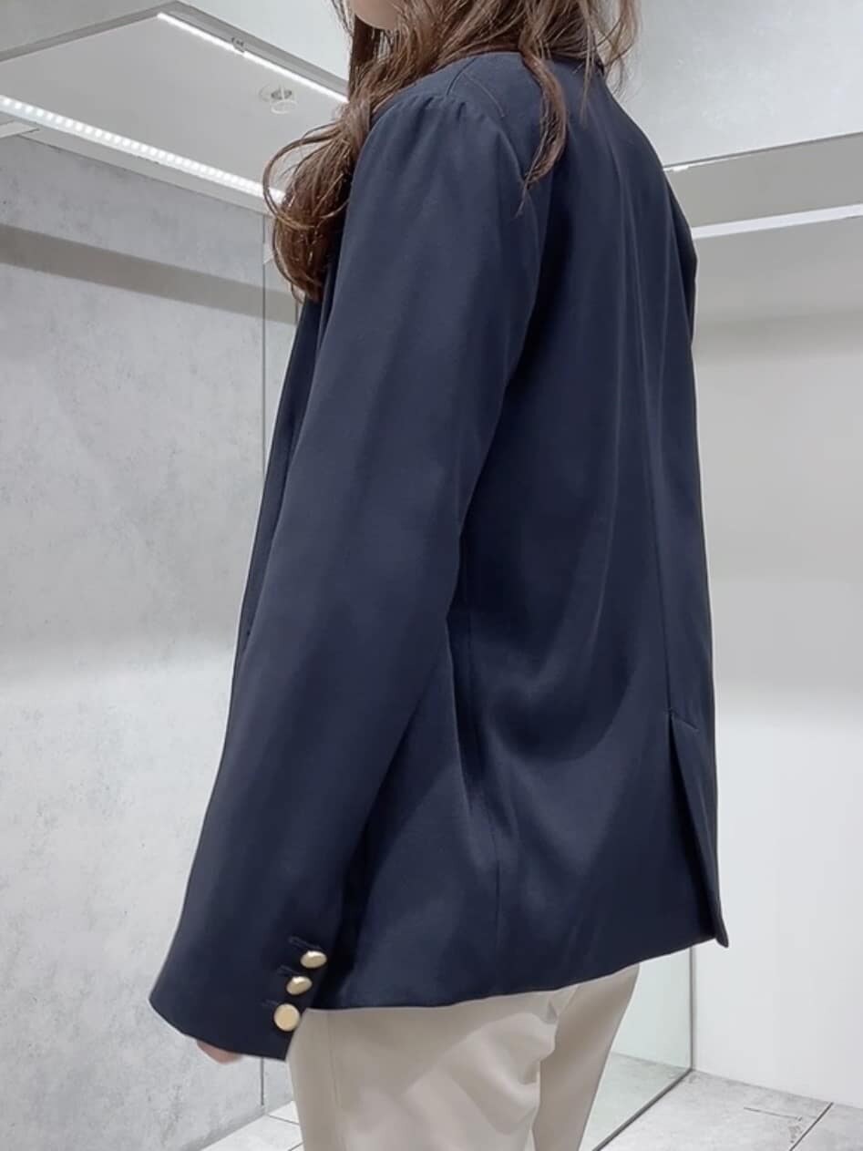 ブラック系のパンプス、ホワイト系のシャツ/ブラウス、ベージュ系のその他パンツを着用したレディースの秋コーディネートの4枚目の写真