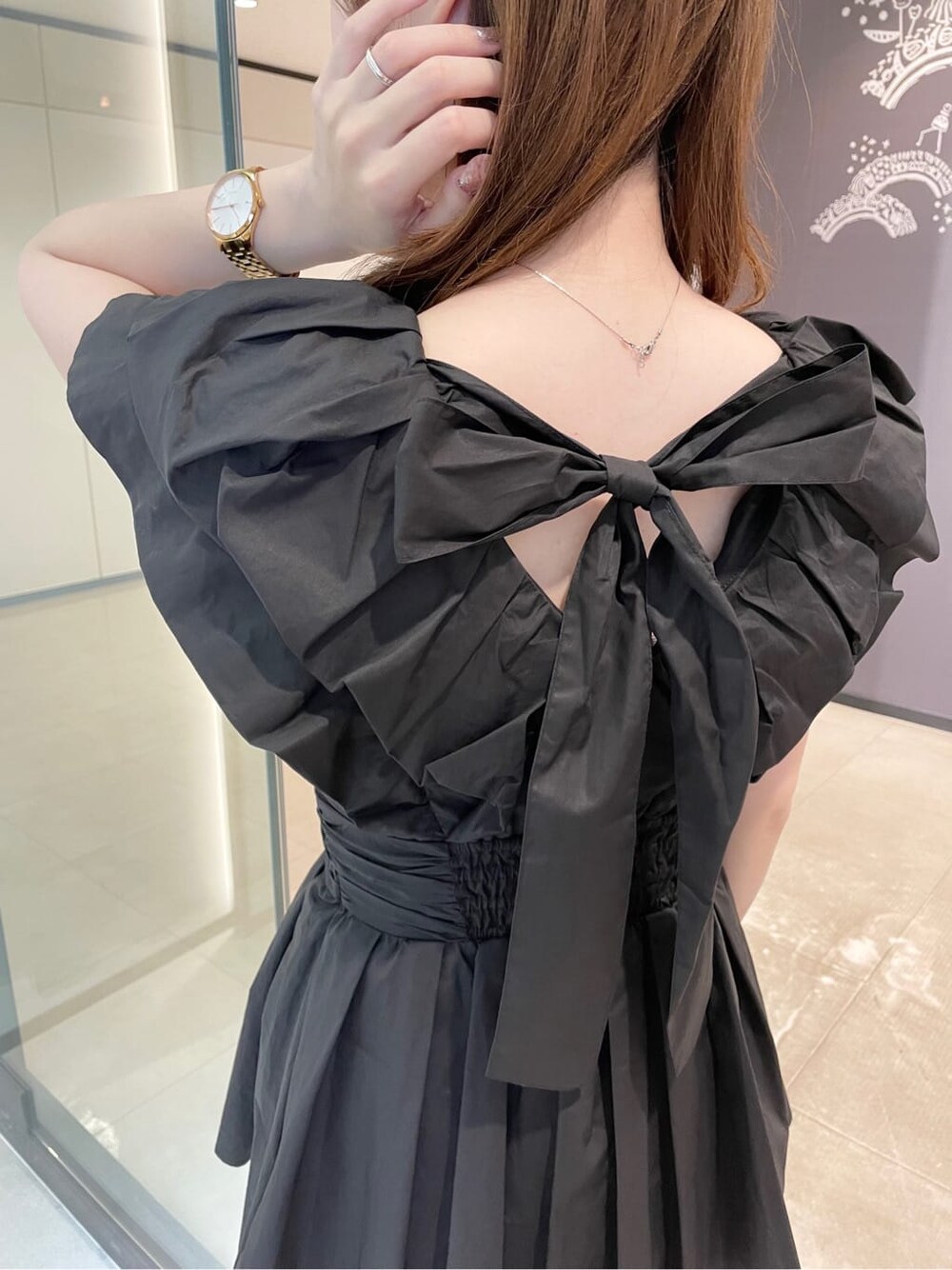 ブラック系のシャツ/ブラウス、ホワイト系のサンダル、ホワイト系のその他パンツを着用したレディースの春コーディネートの4枚目の写真