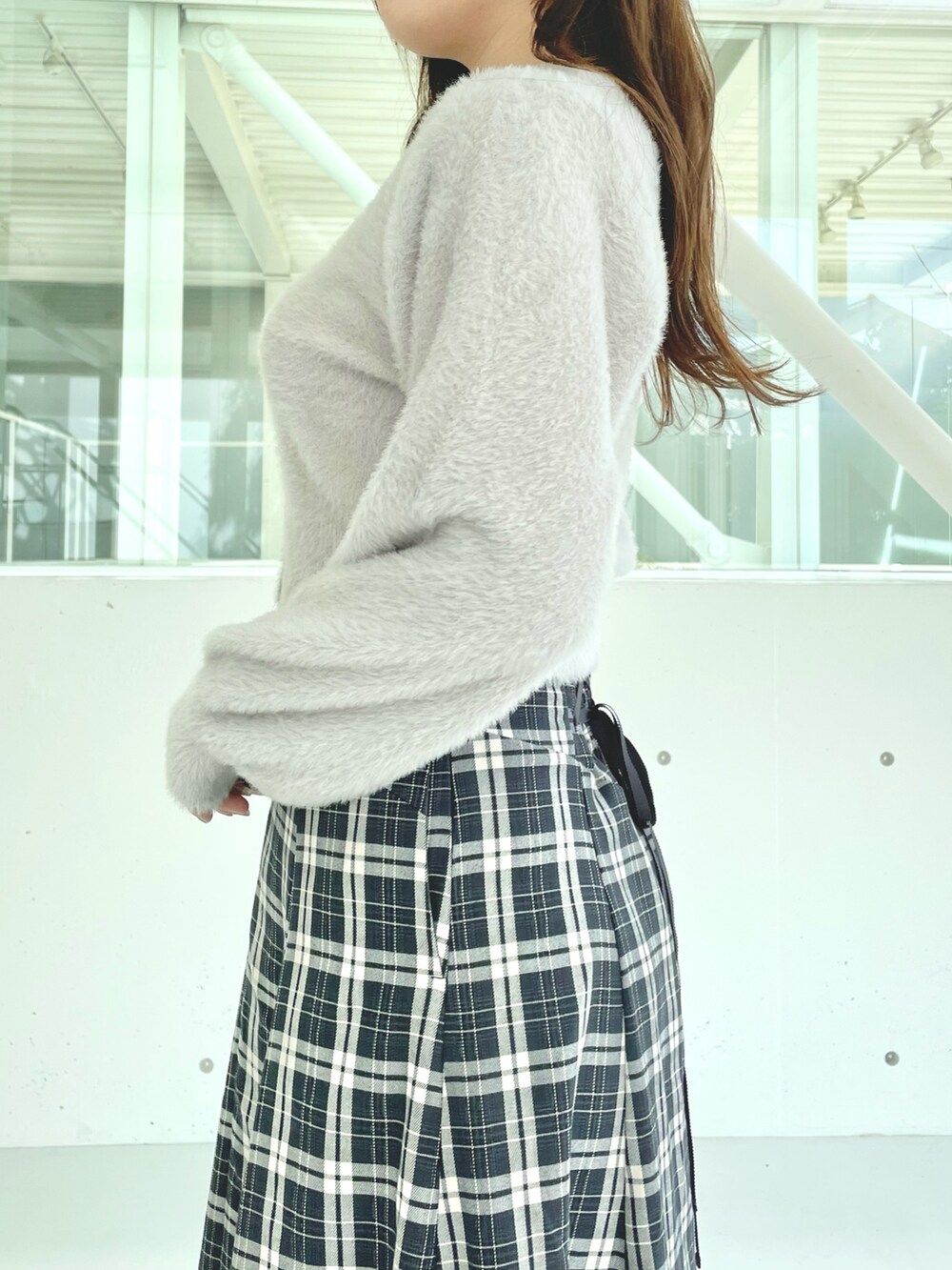 グレー系のカーディガン/ボレロ、ブラック系のスカート、ブラック系のブーツを着用したレディースの秋コーディネートの5枚目の写真