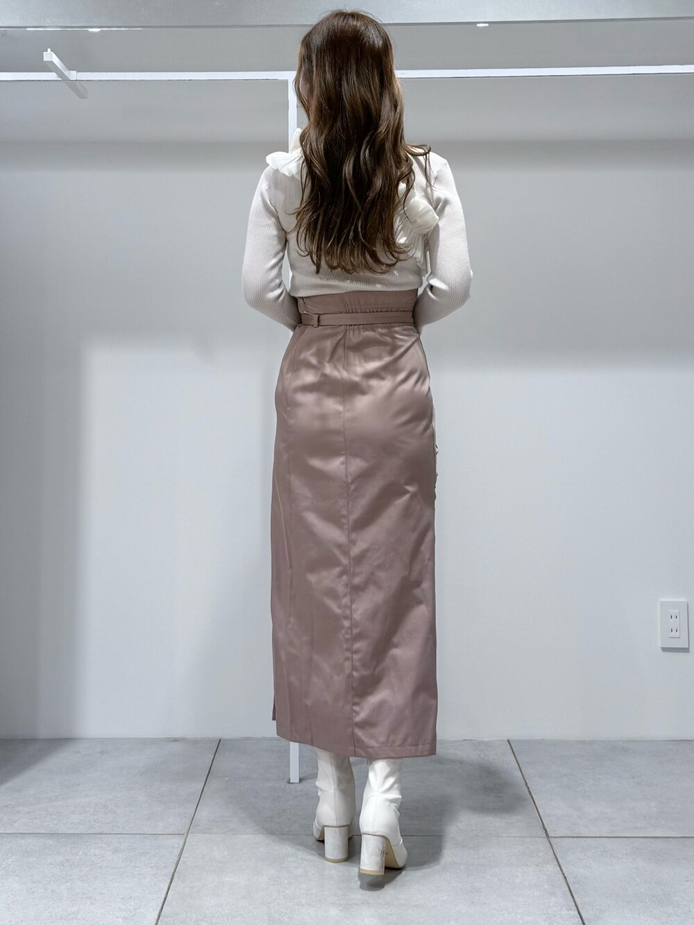 ホワイト系のニット/セーター、ブラウン系のハンドバッグ、ピンク系のスカートを着用したレディースの秋コーディネートの4枚目の写真