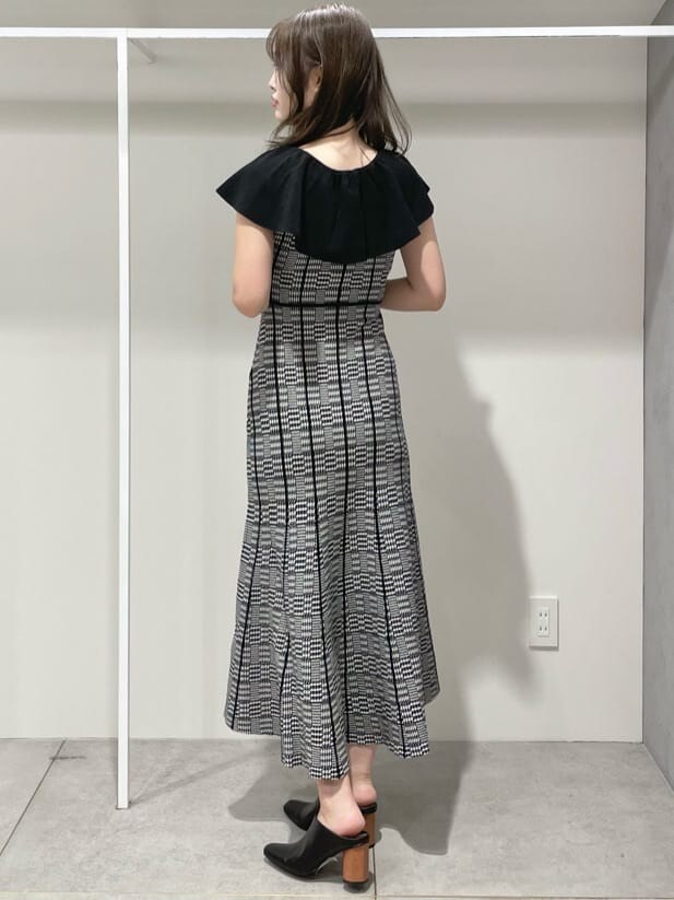 ブラック系のサンダル、その他のワンピース、ブラック系のサンダルを着用したレディースの夏コーディネートの2枚目の写真