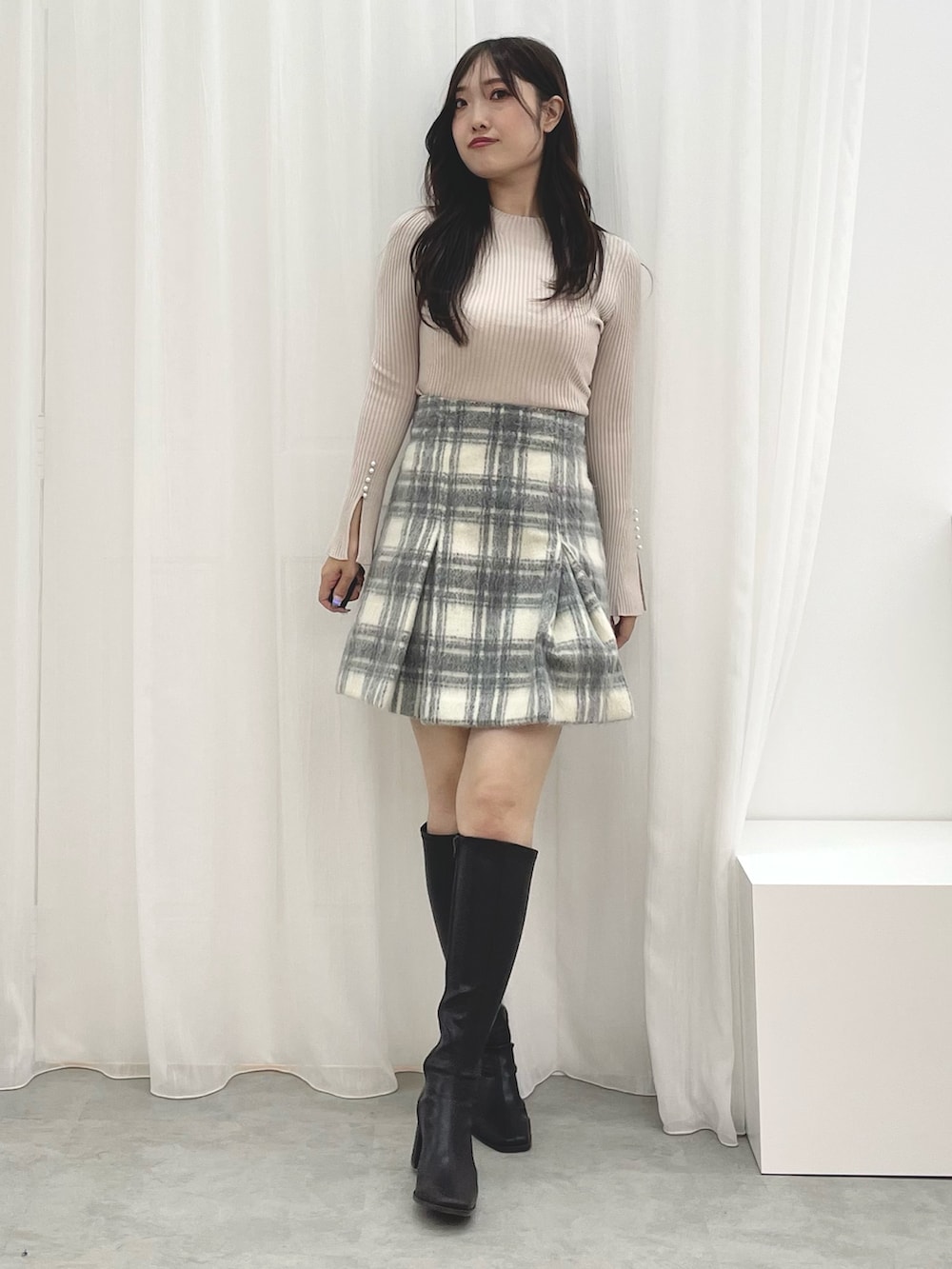 グレー系のその他パンツ、ベージュ系のニット/セーター、ブラウン系のブーツを着用したレディースの秋コーディネートの2枚目の写真