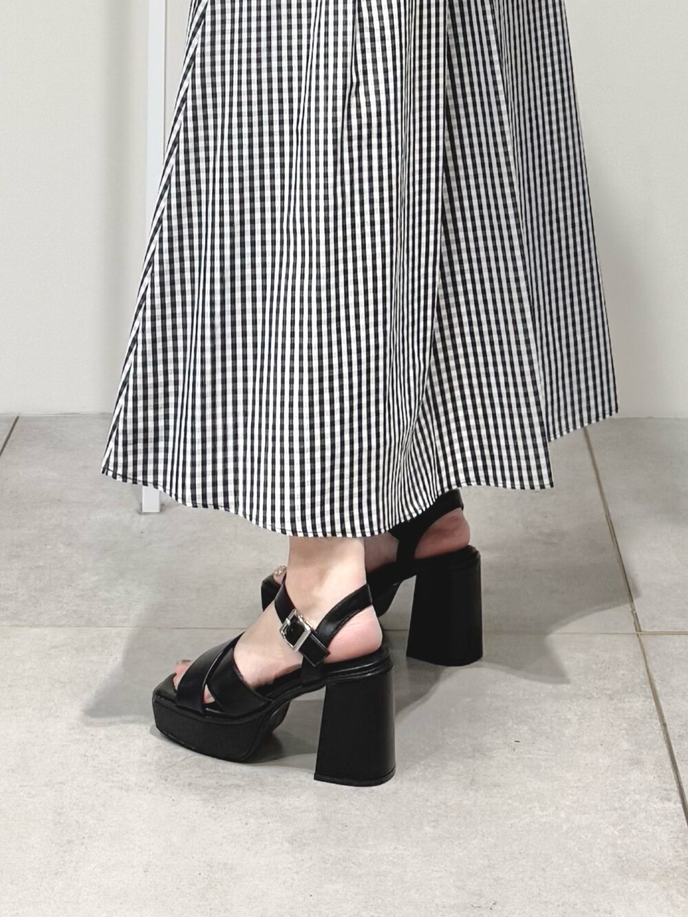 ブラック系のサンダル、その他のスカート、ブラック系のニット/セーターを着用したレディースの春コーディネートの9枚目の写真