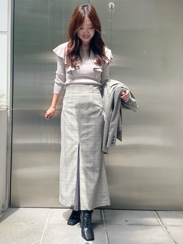 ベージュ系のハンドバッグ、その他のテーラードジャケット、ベージュ系のニット/セーターを着用したレディースの秋コーディネートの5枚目の写真