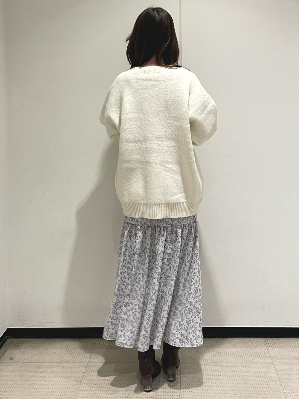 ホワイト系のカーディガン/ボレロ、パープル系のワンピース、ブラウン系のブーツを着用したレディースの冬コーディネートの3枚目の写真