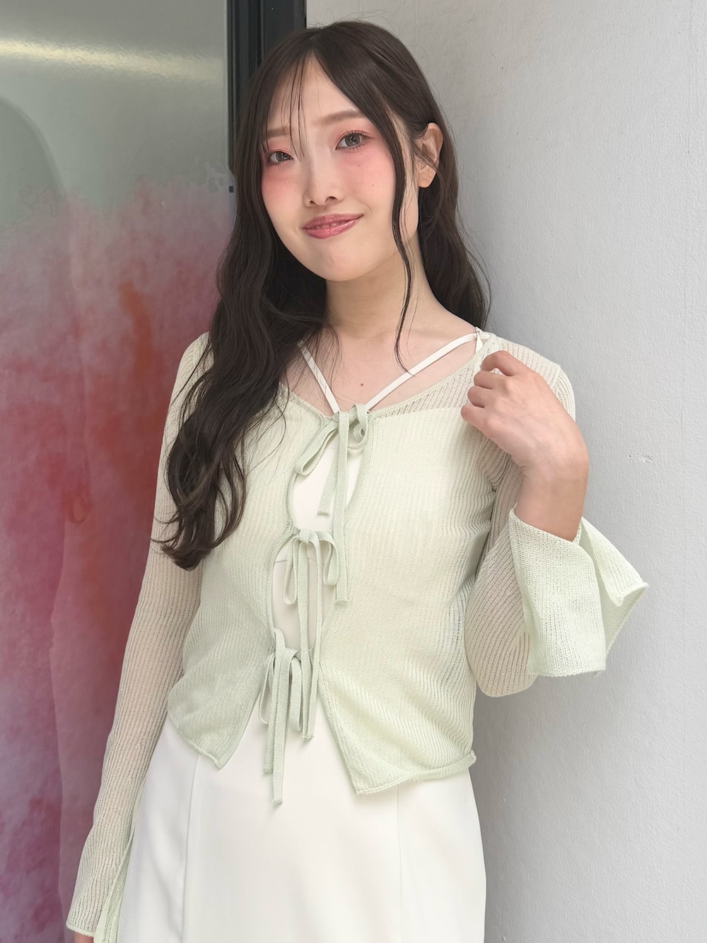「マーキュリーデュオ、マーキュリーデュオ(MERCURYDUO)、マーキュリーデュオコーデ、シアーカーディガン、シアーカーデ、夏コーデ、キャミワンピ、キャミワンピース、キャミワンピコーデ、キャミワンピースコーデ、高身長、高身長女子、高身長コーデ」｜「MERCURYDUOのIラインキャミワンピース（ワンピース、ホワイト系）」を使った、仲田桃子さん（レディース・165cm）の夏コーディネートの6枚目の写真