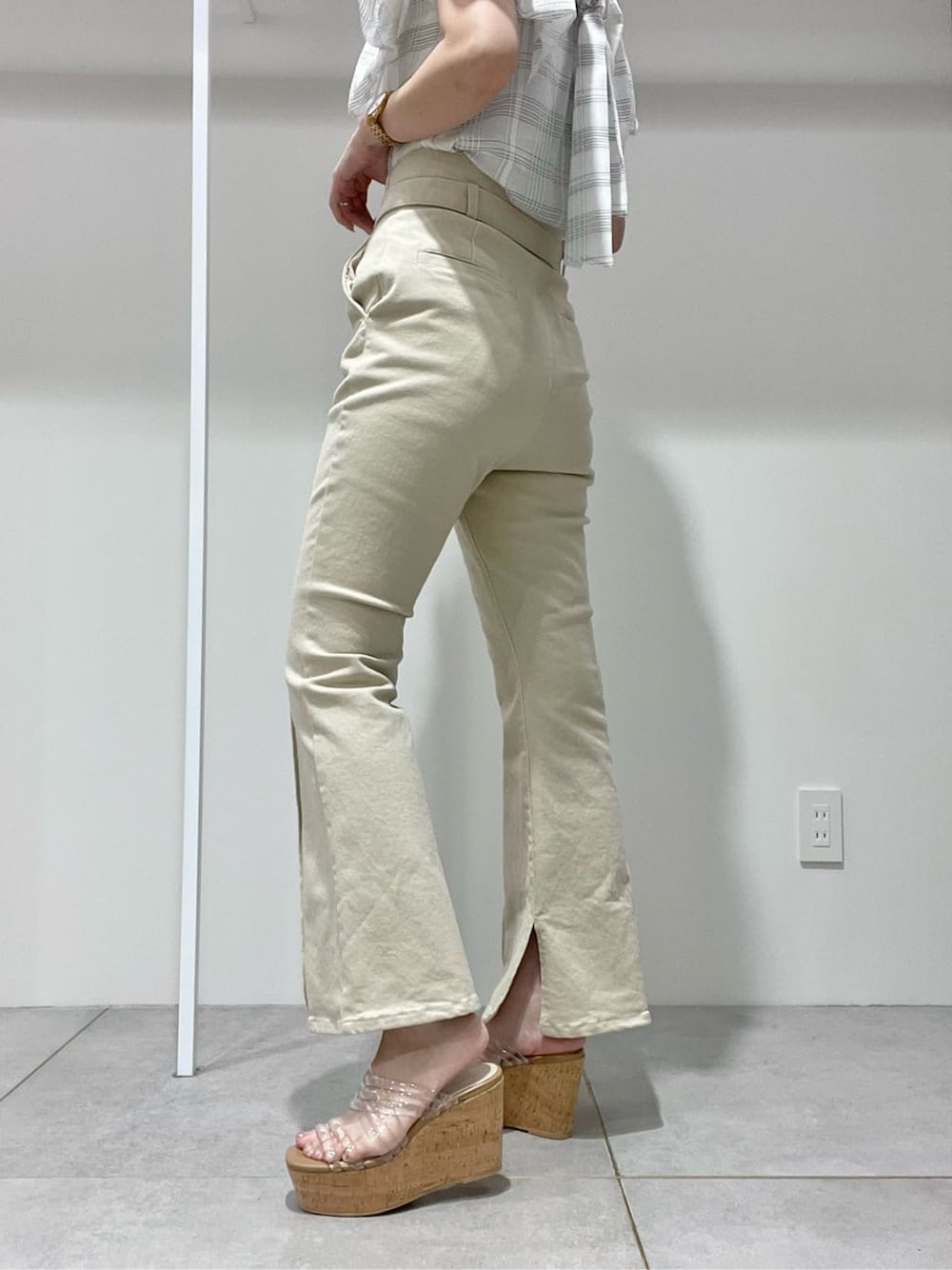 ホワイト系のキャミソール、その他のサンダル、ブラック系のトートバッグを着用したレディースの夏コーディネートの9枚目の写真