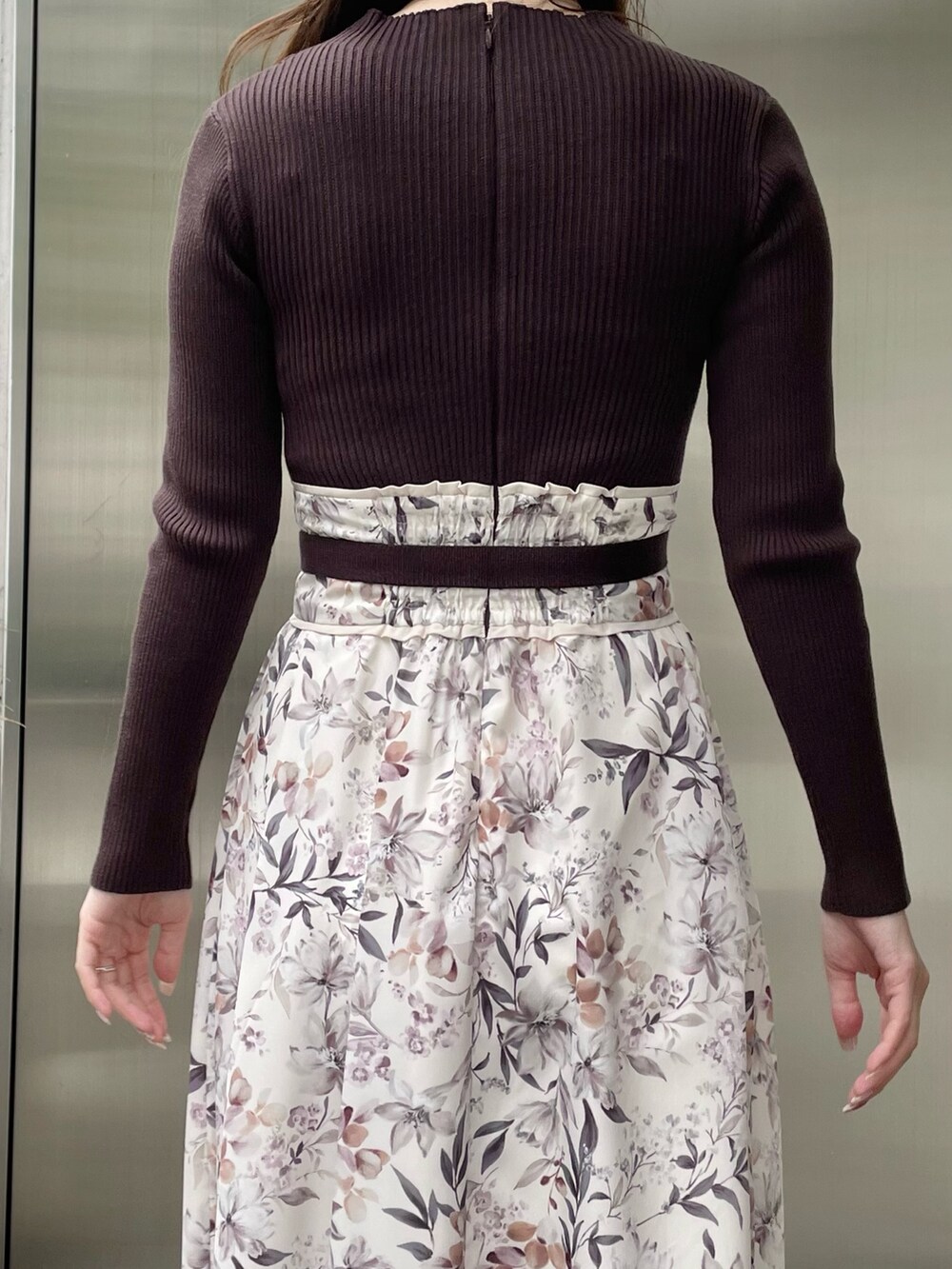 ブラウン系のワンピース、ブラウン系のブーツを着用したレディースの秋コーディネートの7枚目の写真