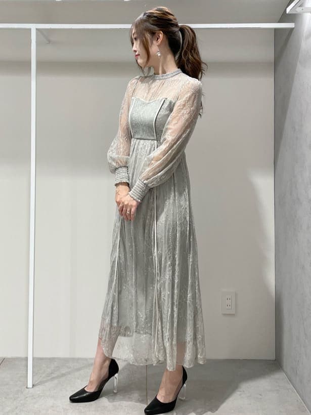 ブラック系のパンプス、グリーン系のドレス、グリーン系のドレスを着用したレディースの秋コーディネートの2枚目の写真