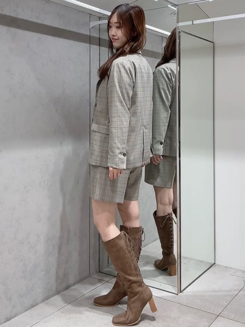 その他のテーラードジャケット、その他のテーラードジャケット、その他のその他パンツを着用したレディースの秋コーディネートの2枚目の写真