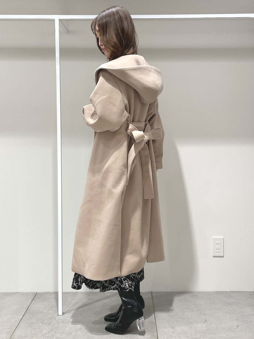 その他のワンピース、ベージュ系のチェスターコート、ブラック系のブーツを着用したレディースの冬コーディネートの2枚目の写真