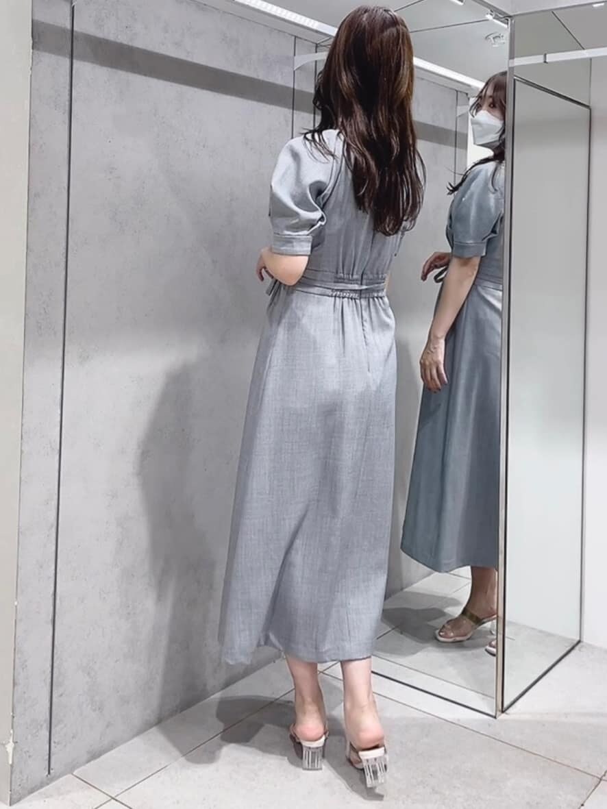 グリーン系のサンダル、ブルー系のワンピースを着用したレディースの夏コーディネートの3枚目の写真