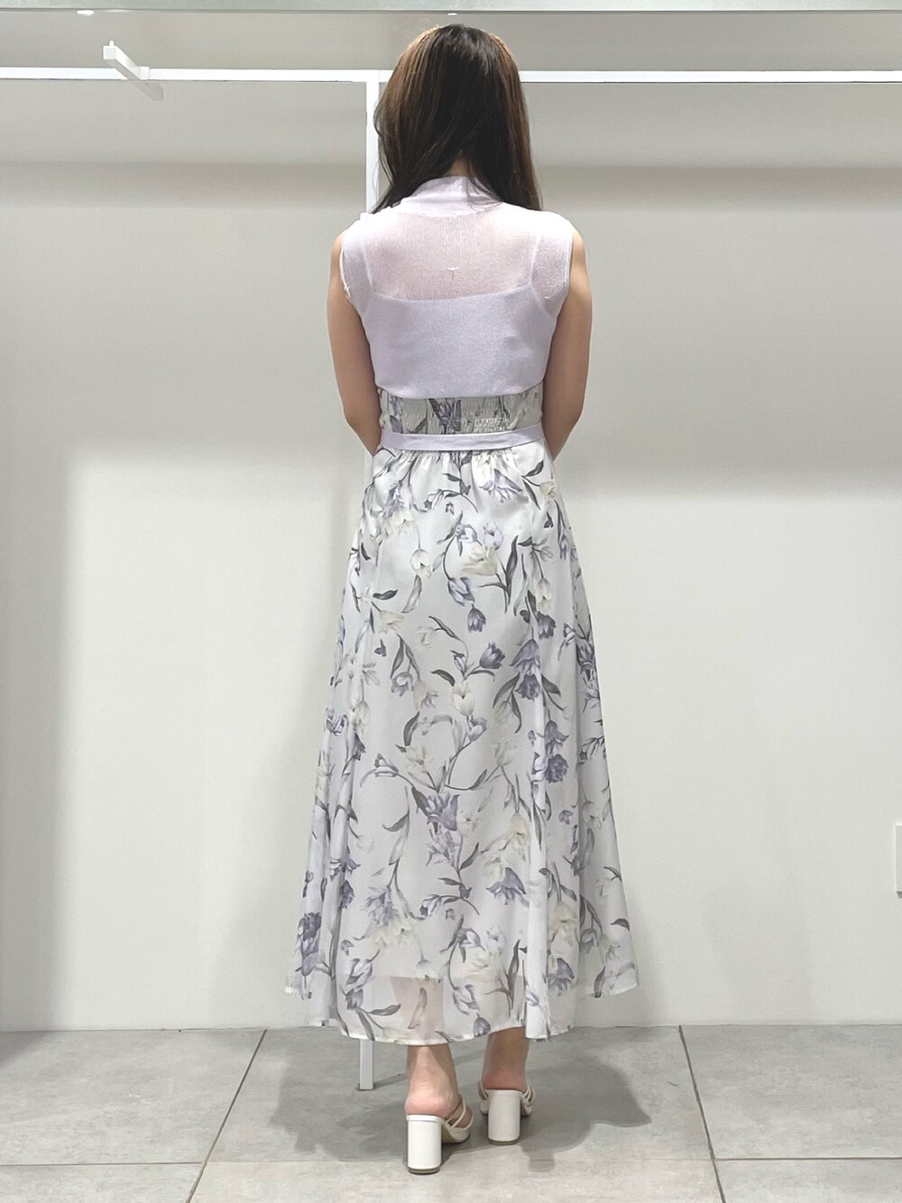 ホワイト系のハンドバッグ、ホワイト系のサンダル、パープル系のワンピースを着用したレディースの夏コーディネートの4枚目の写真