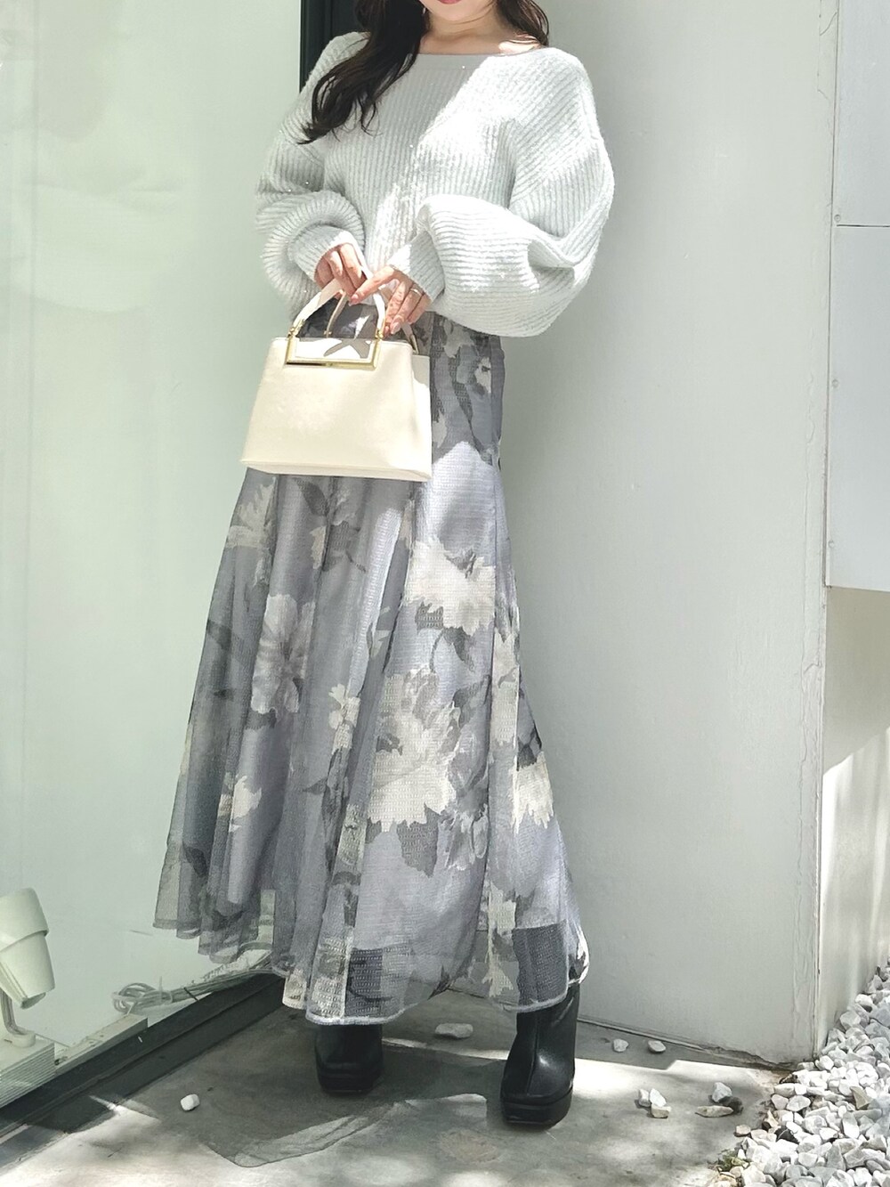 ブルー系のカーディガン/ボレロ、ブルー系のスカート、ブラック系のブーツを着用したレディースの秋コーディネートの4枚目の写真