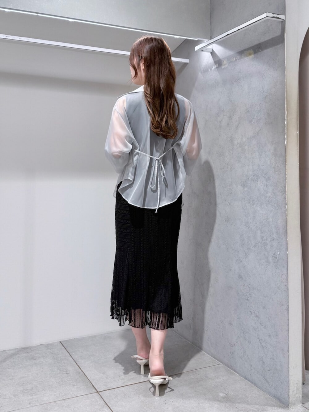 ホワイト系のパンプス、グリーン系のシャツ/ブラウス、ブラック系のワンピースを着用したレディースの夏コーディネートの3枚目の写真