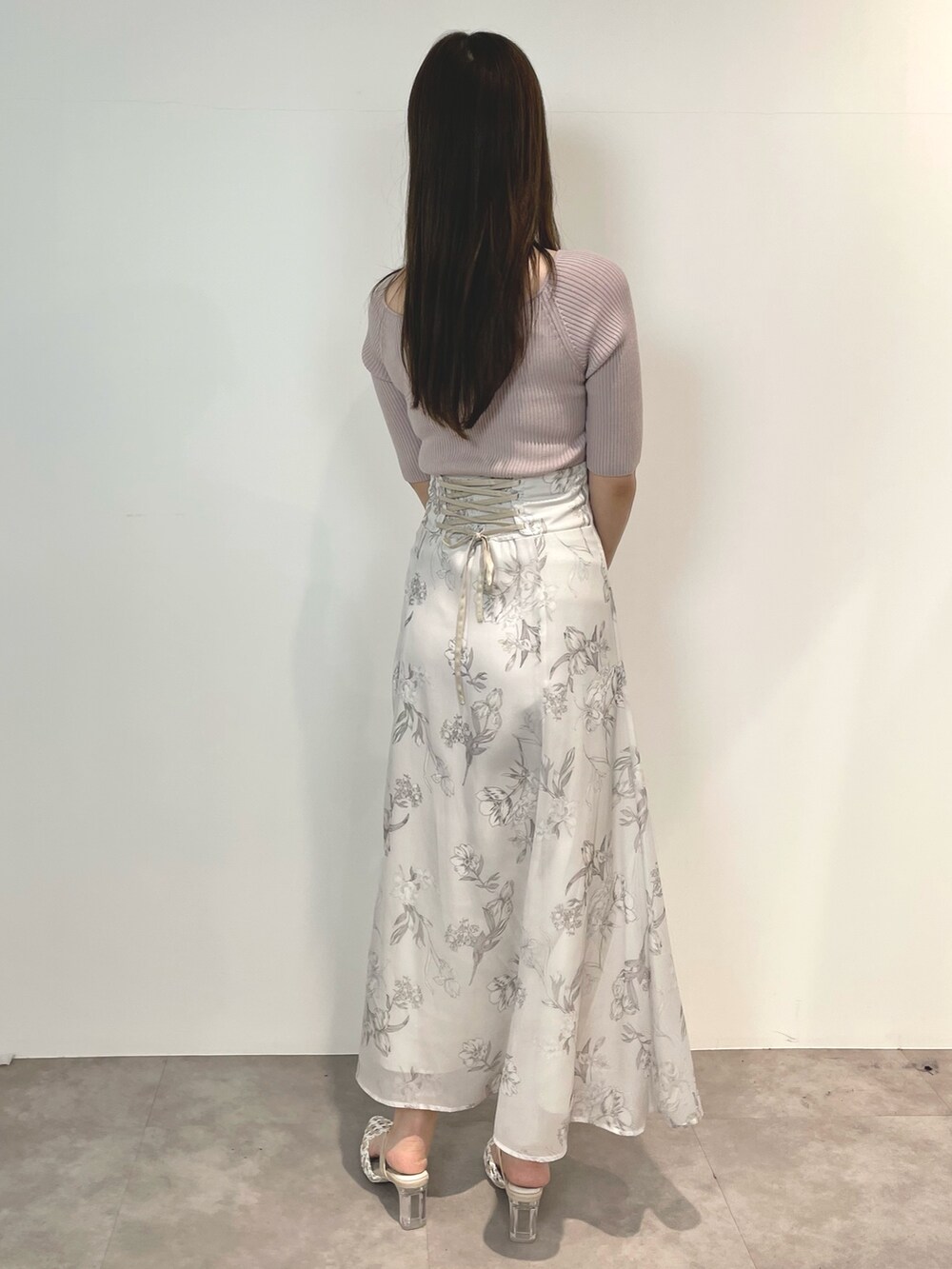 ベージュ系のワンピース、その他のパンプスを着用したレディースの冬コーディネートの3枚目の写真