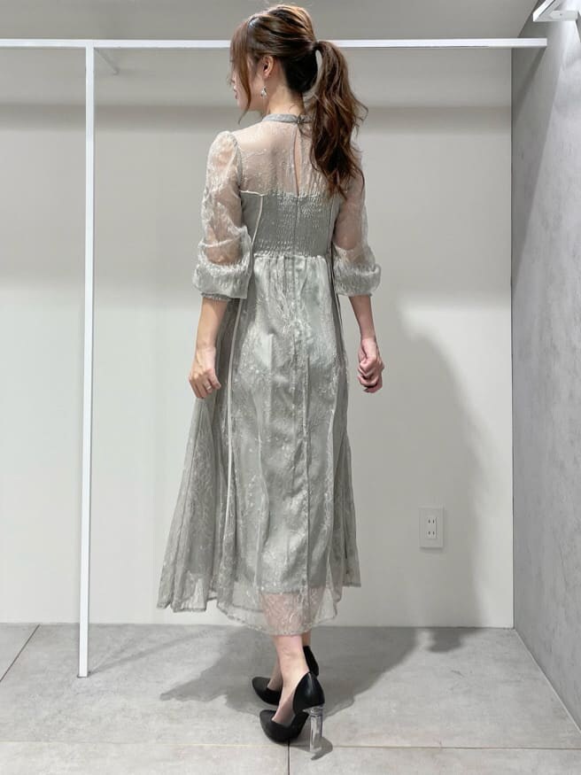 ブラック系のパンプス、グリーン系のドレス、グリーン系のドレスを着用したレディースの秋コーディネートの3枚目の写真