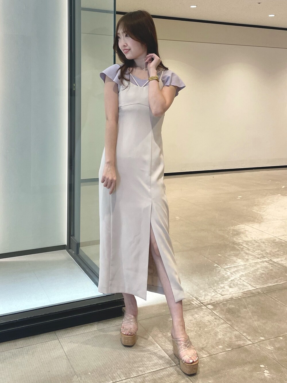 ホワイト系のワンピース、その他のサンダル、パープル系のニット/セーターを着用したレディースの春コーディネートの2枚目の写真