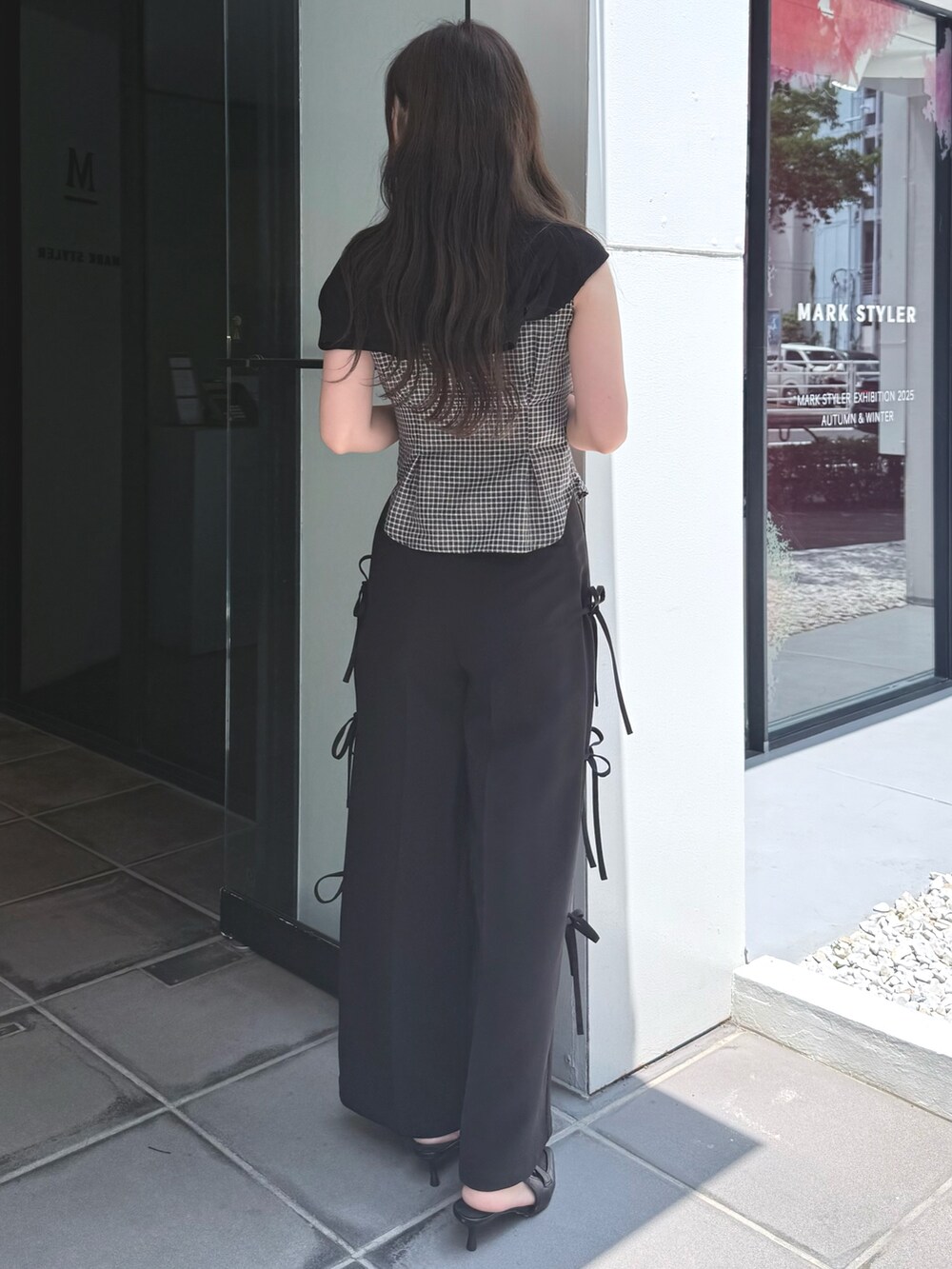 ブラック系のその他パンツ、その他のシャツ/ブラウス、ブラック系のパンプスを着用したレディースの夏コーディネートの4枚目の写真