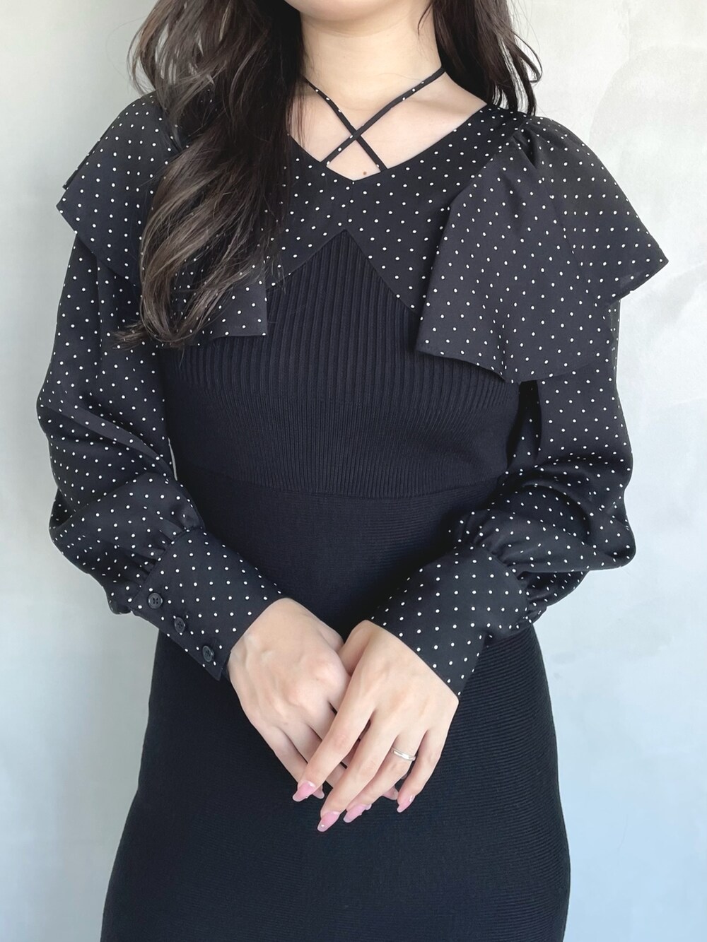 その他のワンピース、ブラック系のブーツを着用したレディースの秋コーディネートの4枚目の写真