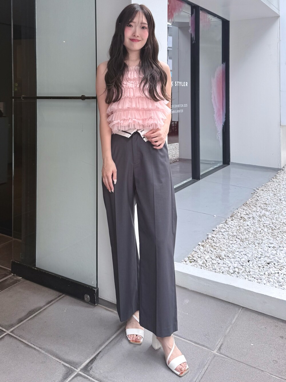 ピンク系のシャツ/ブラウス、グレー系のその他パンツ、ホワイト系のサンダルを着用したレディースの夏コーディネートの3枚目の写真